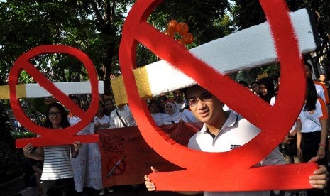  Sejumlah mahasiswa yang tergabung dalam Center Indonesian Medical Student Association (Cimsa) Fakultas Kedokteran Universitas Wijaya Kusuma melakukan kampanye anti tembakau di Surabaya, Jawa Timur, Ahad (31/5). (Antara/Herman Dewantoro)