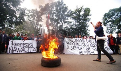 Sejumlah mahasiswa yang tergabung dalam forum pertemuan Nasional Mahasiswa Indonesia melakukan aksi unjuk rasa mengkritisi satu tahun kepemimpinan Jokowi - Jusuf Kala di Jalan Dipenogoro, Kota Bandung, Senin (19/10). ( Foto : Septianjar Muharam )