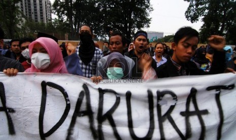 Sejumlah mahasiswa yang tergabung dalam forum pertemuan Nasional Mahasiswa Indonesia melakukan aksi unjuk rasa mengkritisi satu tahun kepemimpinan Jokowi - Jusuf Kala di Jalan Dipenogoro, Kota Bandung, Senin (19/10). ( Foto : Septianjar Muharam )