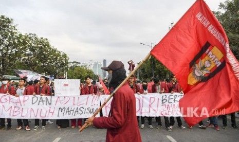 Sejumlah mahasiswa yang tergabung dalam Ikatan Mahasiswa Muhammadiyah (IMM) melakukan aksi unjuk rasa di depan Kompleks Parlemen, Senayan, Jakarta, Jumat (27/9/2019). 