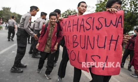 Sejumlah mahasiswa yang tergabung dalam Ikatan Mahasiswa Muhammadiyah (IMM) melakukan aksi unjuk rasa di depan Kompleks Parlemen, Senayan, Jakarta, Jumat (27/9/2019).