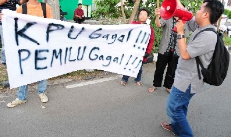 Sejumlah mahasiswa yang tergabung dalam KAMMI Jabar berunjukrasa di Jalan Garut, Jumat(9/5). 