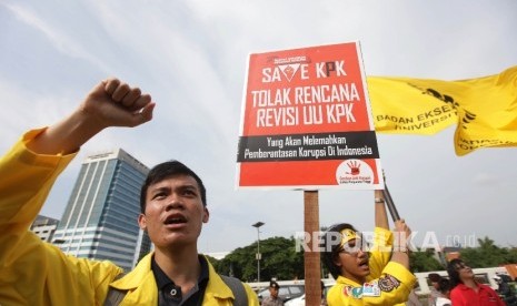  Sejumlah mahasiswa yang tergabung BEM Seluruh Indonesia melakukan Aksi Nasional Menolak Revisi UU KPK di depan Komplek Parlemen, Jakarta, Selasa (23/2). (Republika/Rakhmawaty La’lang)