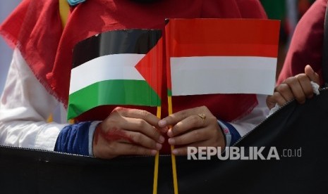 Sejumlah mahasiswa yang tergabung dalam Lembaga Dakwah Kampus (LDK) melakukan aksi donasi untuk Palestina saat Hari Bebas Kendaraan Bermotor (HBKB) di MH Thamrin, Jakarta Pusat.