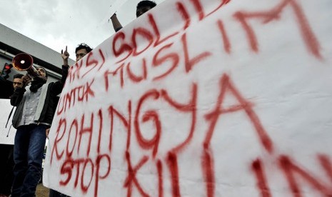 Sejumlah mahasiswa yang tergabung dalam Solidaritas Mahasiswa Muslim Makassar untuk Rohingya melakukan aksi solidaritas di bawah Jembatan Layang Makassar, Sulawesi Selatan, Kamis (24/11). 