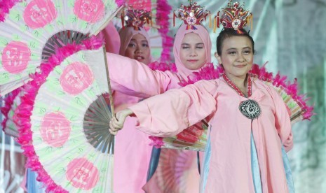 Sejumlah mahasiswi menari tarian asal Korea berjudul 