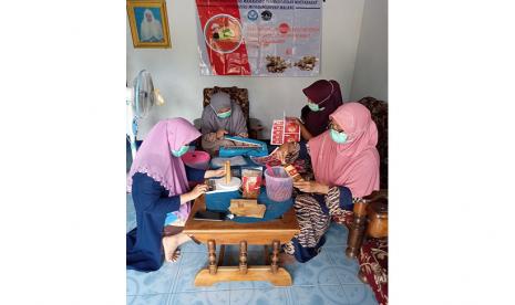 Sejumlah mahasiwa Universitas Muhammadiyah Malang (UMM) melakukan pendampingan pemanfaatan limbah kulit kedelai di Desa Tanjungtani, Kecamatan Prambon, Kabupaten Nganjuk.