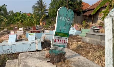 Sejumlah makam di TPU Ketepeng Reges, Desa Panyindangan Kulon, Kecamatan Sindang, Kabupaten Indramayu, dipasangi stiker bertuliskan ‘Disegel’ (ilustrasi)