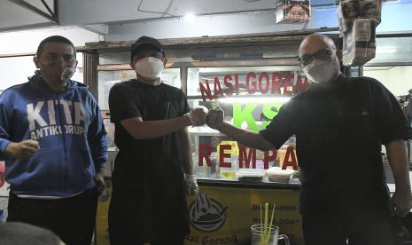 Sejumlah mantan Penyidik KPK Novel Baswedan (kanan), Juliandi Tigor Simanjuntak (tengah) dan Yudi Purnomo (kiri) saat berfoto bersama di Pondok Melati, Bekasi, Senin (11/10/2021). Juliandi merupakan salah satu dari 58 pegawai yang tidak lulus asesmen Tes Wawasan Kebangsaan (TWK) untuk menjadi ASN dan saat ini beralih profesi menjadi juru masak. 