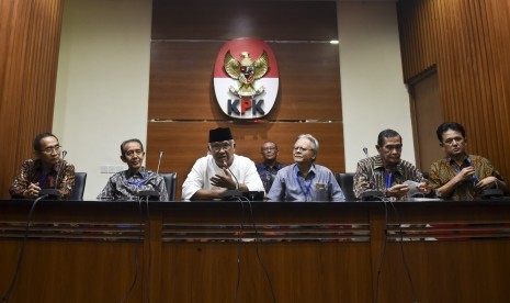 Sejumlah mantan pimpinan KPK (dari kiri ke kanan) Adnan Pandu Praja, Zulkarnain, Taufiequrachman Ruki, Erry Riyana Hardjapamekas, Tumpak Hatorangan, dan Chandra M Hamzah memberi keterangan pers di gedung KPK, Jakarta, Jumat (7/7). 