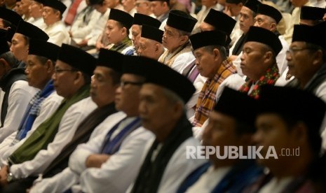 Sejumlah marbot (Penjaga Masjid) yang akan pergi umroh mengikuti acara pelepasan peserta umroh marbot masjid Provinsi DKI Jakarta, di Balai Agung, Balai kota, Jakarta, Kamis (27/10).