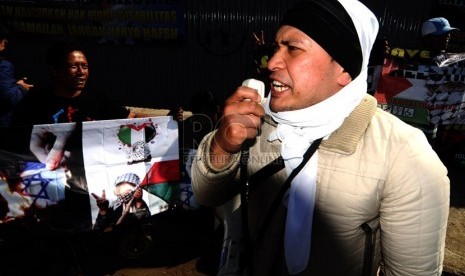 Sejumlah massa yang tergabung dalam Forum Perjuangan Difabel (FORPADI) melakukan aksi solidaritas untuk Palestina di Jalan Diponegoro, Bandung, Jumat (18/7). (foto : Septianjar Muharam).