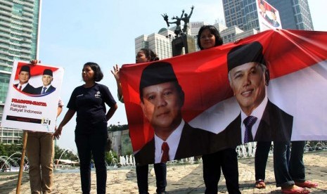 Sejumlah masa yang tergabung dalam gerakan masyarakat pendukung Prabowo-Hatta melakukan aksi di Bundaraan HI, Jakarta, Jumat (9/5).