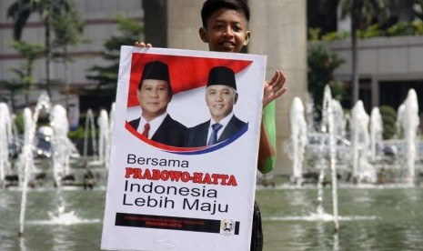 Sejumlah masa yang tergabung dalam gerakan masyarakat pendukung Prabowo-Hatta melakukan aksi di Bundaraan HI, Jakarta, Jumat (9/5).