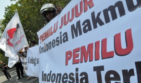 Sejumlah massa aksi pendukung pasangan Prabowo-Hatta melakukan aksi di depan kantor KPU Jatim, Jalan Tenggilis Surabaya, Jawa Timur, Selasa (12/8). 