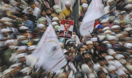 Sejumlah massa aksi yang tergabung dalam Aliansi Umat Islam saat melakukan unjuk rasa di Jalan MH Thamrin, Jakarta, Senin (2/11)