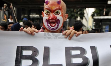  Sejumlah massa berunjuk rasa menuntut penuntasan kasus BLBI di depan Gedung Komisi Pemberantasan Korupsi (KPK), Jakarta, Senin (12/5). (Republika/Aditya Pradana Putra)