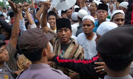   Sejumlah massa berusaha menerobos blokade Polisi, usai mengikuti istighasah terkait pengungsi Syiah, di Sampang, Jatim, Kamis (20/6).    (Antara/Saiful Bahri)