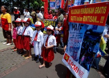 Sejumlah massa dan para anak sekolah yang tergabung dalam Serikat Rakyat Miskin Indonesia (SRMI) mengelar aksi damai di Dinas Pendidikan Provinsi DKI Jakarta, Jumat (22/3). (Republika/Prayogi)