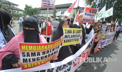 Sejumlah massa dari Aliansi Pergerakan Islam Jawa Barat (API Jabar) menggelar aksi pernyataan sikap menolak lesbian, gay, biseksual, dan transgender (LGBT) di depan Gedung Sate, Kota Bandung, Jumat (29/12). 