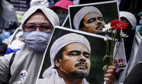 Sejumlah massa dari berbagai organisasi islam menggelar Rapat Akbar Umat Islam Jabar di depan Gedung Sate, Jalan Diponegoro, Kota Bandung, Rabu (4/11). Rapat akbar tersebut dalam rangka persiapan penyambutan Imam Besar Front Pembela Islam (FPI) Muhammad Rizieq Shihab yang rencananya akan tiba di Indonesia pada 10 November mendatang. 