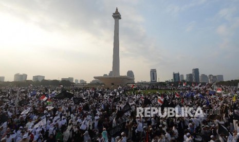 Sejumlah massa dari berbagai organisasi islam mengikuti reuni aksi 212 di Lapangan Monumen Nasional, Jakarta, Ahad, (2/12).