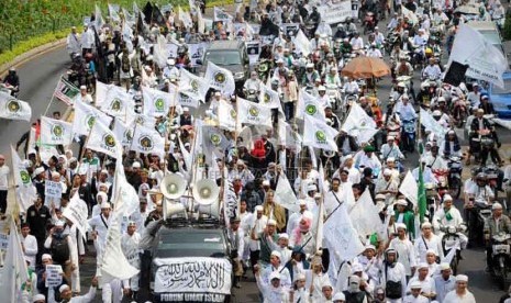    Sejumlah massa dari berbagai organisasi massa Islam melakukan aksi unjuk rasa mengecam film anti Islam di depan Kedubes Amerika Serikat, Jakarta, Senin (17/9). (Aditya Pradana Putra/Republika)