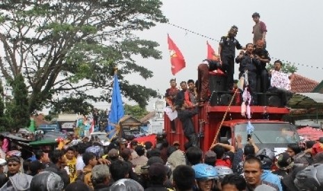 Sejumlah massa dari berbagai organisasi masyarakat melakukan aksi unjukrasa menuntut Bupati Garut, Aceng HM Fikri mundur dari jabatannya di depan kantor DPRD Kabupaten Garut, Jawa Barat. (ilustrasi).