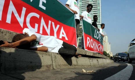  Sejumlah massa melakukan aksi damai menyerukan penghentian penindasan etnis minoritas Rohingya di Bundaran HI, Jakarta, Kamis (26/7). (Tahta Aidilla/Republika)