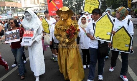  Sejumlah massa melakukan aksi menentang pekerja anak saat digelarnya car free day di kawasan Bundaran Hotel Indonesia, Jakarta, Ahad (14/6). (Republika/Yasin Habibi)