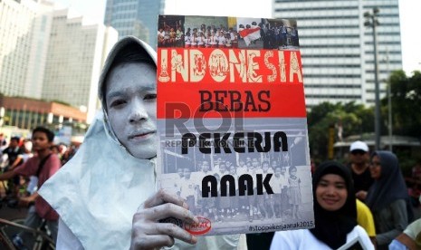  Sejumlah massa melakukan aksi menentang pekerja anak saat digelarnya car free day di kawasan Bundaran Hotel Indonesia, Jakarta, Ahad (14/6). (Republika/Yasin Habibi)