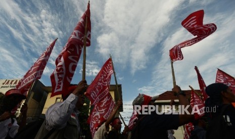  Sejumlah massa melakukan aksi saat Calon Gubernur DKI Jakarta nomor urut 2 yang juga tersangka dugaan kasus penistaan agama Basuki Tjahaja Purnama menjalani sidang lanjutan di Pengadilan Negeri Jakarta Utara, Selasa (20/12). 