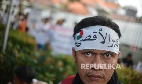 Sejumlah massa melakukan aksi solidaritas di depan Kedutaan Besar Palestina, Jakarta, Kamis (18/5).