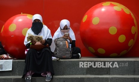 Sejumlah massa membaca ayat suci Al Quran sebelum melaksanakan Shalat Jumat saat aksi di Bundaran Patung Kuda, Jakarta, Jumat (4/11)