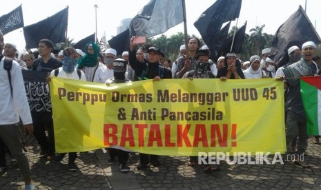 Sejumlah massa menggelar aksi 287 di Kawasan Monas, Jakarta Pusat. Jumat (28/7).