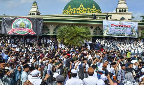 Sejumlah massa mengikuti Tasyakur Reuni 212 se-Priangan Timur di Halaman Mesjid Agung, Kabupaten Ciamis, Jawa Barat, Kamis (2/12/2021). Aksi tersebut menggelar doa bersama dan tabligh akbar.