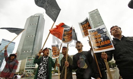   Sejumlah massa yang menamakan diri Gerakan Mahasiswa Pembebasan melakukan aksi solidaritas bagi rakyat Suriah di Bunderan HI, Jakarta, Rabu (20/2).  (Republika/Adhi Wicaksono)