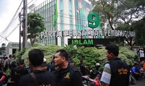  Sejumlah massa yang mengaku kubu pemdukung Romahurmuziy atau Romy menyerbu Kantor Dewan Pengurus Pusat Partai Persatuan Pembangunan (PPP) di Jalan Diponegoro, Menteng, Selasa, Jakarta (2/12) 