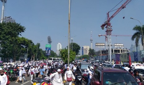 Sejumlah massa yang menghadiri kampanye akbar Prabowo-Sandi di SUGBK memarkirkan kendaraannya di Jalan Gerbang Pemuda hingga ke flyover Senayan, Jakarta, Ahad (7/4).