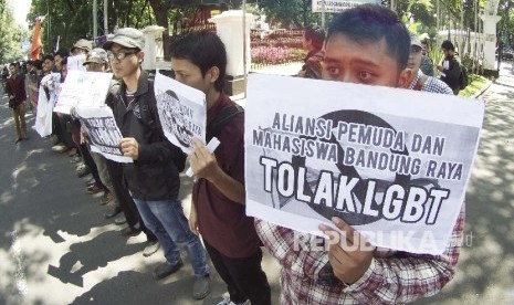  Sejumlah massa yang tergabung dalam Aliansi Pemuda dan Mahasiswa Bandung Raya menggelar aksi menolak LGBT, di Balai Kota Bandung, Jumat (19/2). 