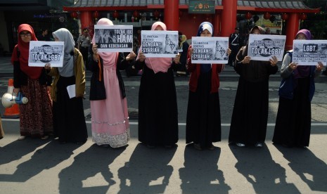 Sejumlah massa yang tergabung dalam Aliansi Pemuda dan Mahasiswa Bandung Raya melakukan aksi unjukrasa tolak LGBT (Lesbian, Gay, Biseksual dan Transgender) di  depan Mal Bandung Indah Plaza, Bandung, Jawa Barat, Jumat (19/2)