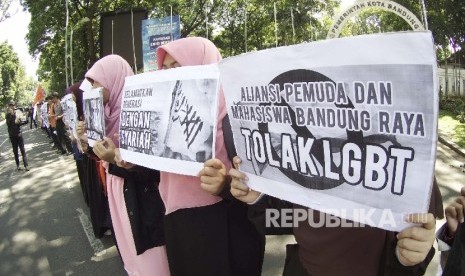 Sejumlah massa yang tergabung dalam Aliansi Pemuda dan Mahasiswa Bandung Raya menggelar aksi menolak LGBT, di Balai Kota Bandung, Jumat (19/2). 