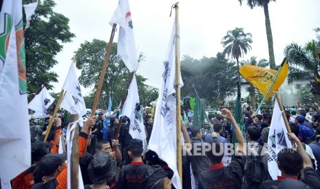 Sejumlah massa yang tergabung dalam Generasi Muda Jabar melakukan unjuk rasa terkait penistaan Alquran oleh Gubernur DKI Jakarta Basuki Tjahaja Purnama di depan halaman Gedung Sate Bandung, Kota Bandung, Jumat (28/10). (Republika/Mahmud Muhyidin)