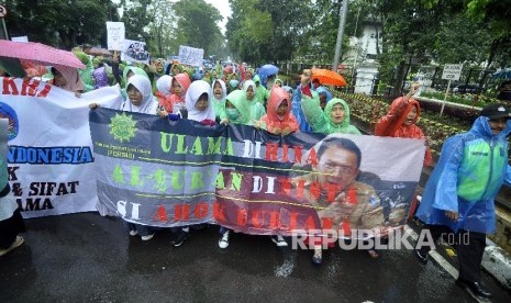 Sejumlah massa yang tergabung dalam Generasi Muda Jabar melakukan unjuk rasa terkait penistaan Alquran oleh Gubernur DKI Jakarta Basuki Tjahaja Purnama di depan halaman Gedung Sate Bandung, Kota Bandung, Jumat (28/10). (Republika/Mahmud Muhyidin)