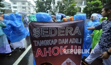 Sejumlah massa yang tergabung dalam Generasi Muda Jabar melakukan unjuk rasa terkait penistaan Alquran oleh Gubernur DKI Jakarta Basuki Tjahaja Purnama di depan halaman Gedung Sate Bandung, Kota Bandung, Jumat (28/10). (Republika/Mahmud Muhyidin)