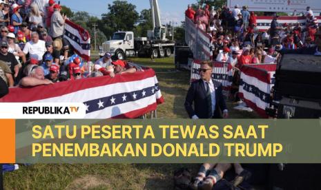 Sejumlah masyarakat menunduk ketika terjadinya insiden penembakan kepada kandidat presiden dari Partai Republik yang juga mantan Presiden Donald Trump saat kampanye di Butler, Pennsylvania, AS, Sabtu (13/7/2024). Kandidat Presiden dari Partai Republik Donald Trump terluka usai suara tembakan terdengar di tengah kampanye di Pennsylvania. Meskipun terluka, Trump dipastikan dalam kondisi baik. 