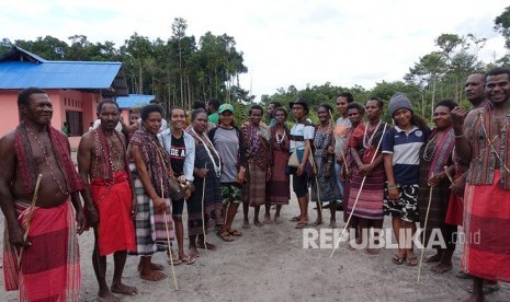 Sejumlah masyarakat Moi selepas melakukan tarian Yosim-pancar (penyambutan).