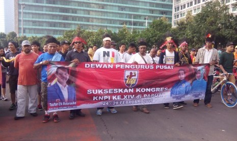 Sejumlah masyarakat Papua melakukan longmarch dari Bunderan Hotel Grand Indonesia, hingga Monas. Komunitas tersebut  memanfaakan Car Free a Day (CFD) untuk menyatakan dukungan akan  diselenggarakannya kongres KNPI ke-14 di Jayapura, Papua, 24-28 Februari 2