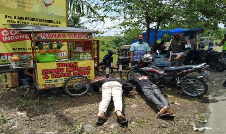 Sejumlah masyarakat terjaring operasi yustisi yang digelar di simpang Jalan Mangin-Jalan Bantarsari, Kecamatan Indihiang, Kota Tasikmalaya, Selasa (29/12).