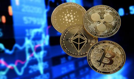  Sejumlah mata uang kripto di dunia, Bitcoin (bawah kanan), Ethereum (tengah), Ripple (kanan), dan Cardano (kiri). Otoritas Jasa Keuangan (OJK) mengingatkan aset digital seperti koin kripto rawan dijadikan media pencucian uang.